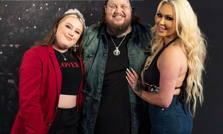 Jelly Roll stunned the crowd at Jingle Ball in Philadelphia when he brought his sister on stage—and she absolutely owned it.