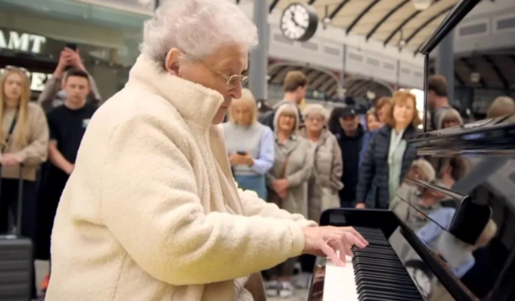 At 87, She Sat at a Public Piano—What She Played Brought Everyone to Tears”