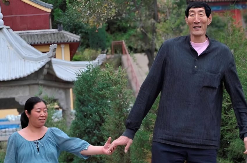 A 7.7 feet tall man spent most of his life alone, struggling with his unique height😲💑.