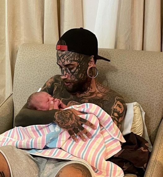 24-year-old dad, whose body was completely covered with over 200 tattoos, removed them for the sake of his baby daughter … See how he looks today in 1st Comment below