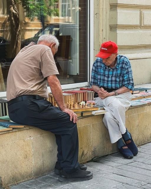 MY GRANDFATHER INSISTED HE HADN’T SEEN HIS BROTHER IN FOUR DECADES—UNTIL I CAUGHT THEM SECRETLY PLAYING CHESS BEHIND A BOOKSTORE