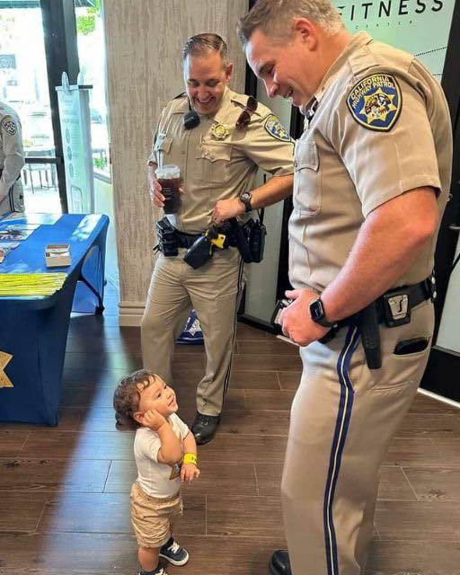 MY SON BECAME BEST FRIENDS WITH TWO POLICE OFFICERS WHILE I WAS JUST WAITING TO GET CASH FROM THE ATM